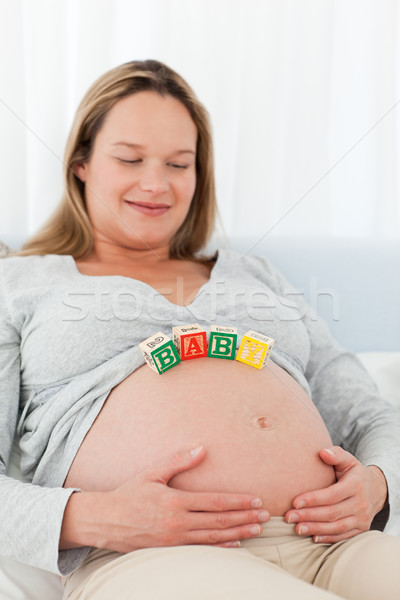 Cute enceintes femme regarder maman lettres [[stock_photo]] © wavebreak_media