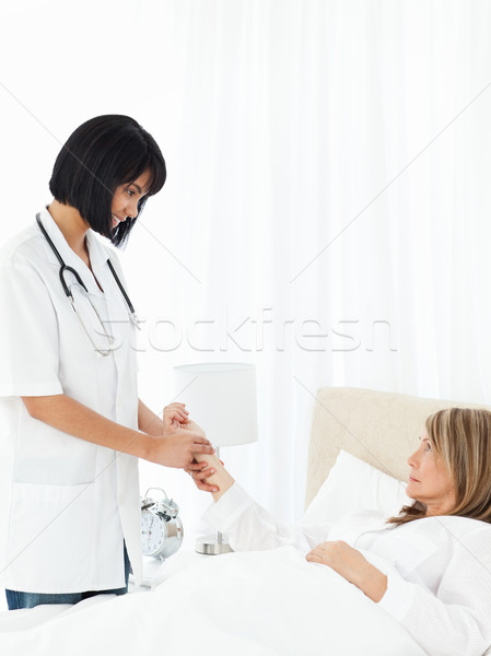 Hemşire nabız hasta kadın doktor Stok fotoğraf © wavebreak_media