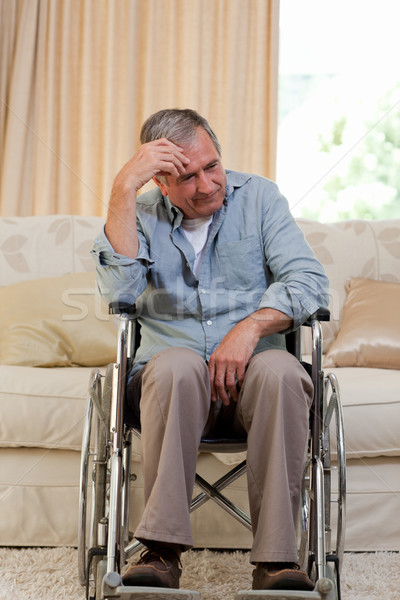 Senior om scaun rulant acasă masculin dezactivat Imagine de stoc © wavebreak_media