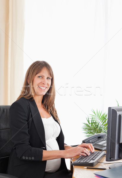 Csinos terhes női dolgozik számítógép iroda Stock fotó © wavebreak_media