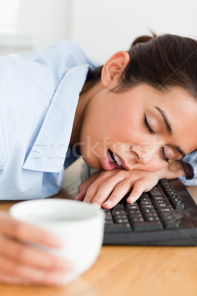 Jól kinéző nő alszik billentyűzet tart csésze Stock fotó © wavebreak_media