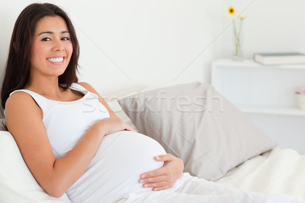 Foto stock: Cute · mujer · embarazada · tocar · vientre · cama · casa