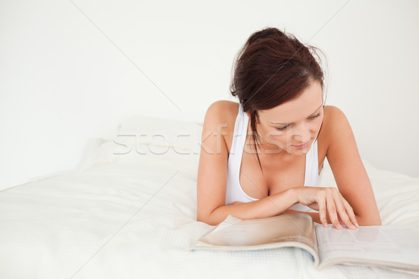 Vrouw lezing magazine slaapkamer gelukkig bed Stockfoto © wavebreak_media