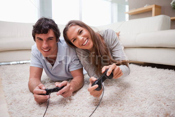 Joc jocuri video podea fericit acasă Imagine de stoc © wavebreak_media
