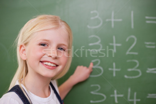 Blond schoolmeisje wijzend iets Blackboard meisje Stockfoto © wavebreak_media