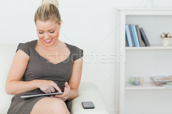 女性 触れる 画面 ノートブック ソファ 幸せ ストックフォト © wavebreak_media