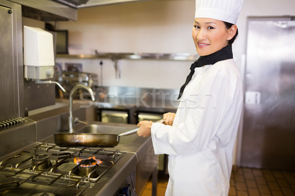 Feminino cozinhar cozinha vista lateral retrato Foto stock © wavebreak_media