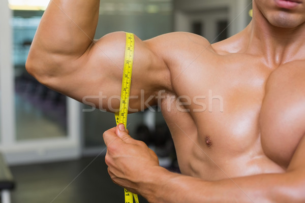 Részleg izmos férfi mér bicepsz közelkép Stock fotó © wavebreak_media