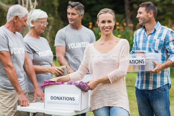 Foto stock: Feliz · voluntario · familia · donaciones · hombre