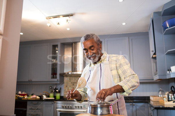 Senior uomo cucina sorridere home Foto d'archivio © wavebreak_media