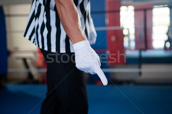 Mężczyzna arbiter wskazując w dół stałego boks Zdjęcia stock © wavebreak_media