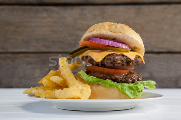 Hamburger sültkrumpli tányér fa asztal közelkép étel Stock fotó © wavebreak_media