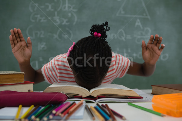 Scolarita deschide cărţi sală de clasă obosit copil Imagine de stoc © wavebreak_media