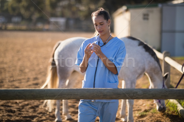 ветеринар шприц сарай женщины природы Сток-фото © wavebreak_media