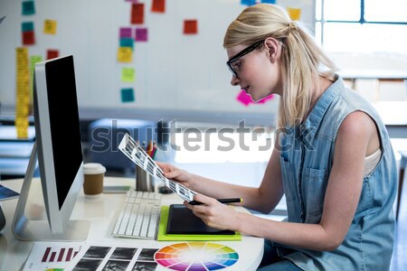 Femeie grafic comprimat laptop desen clasă Imagine de stoc © wavebreak_media