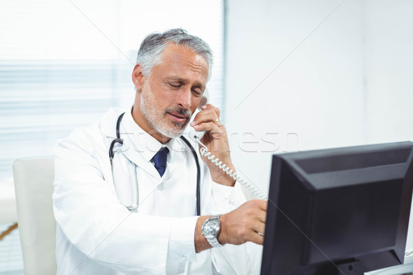 Medico parlando telefono clinica ufficio felice Foto d'archivio © wavebreak_media