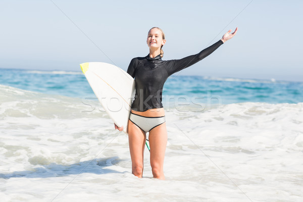 Mulher prancha de surfe em pé mar braço oceano Foto stock © wavebreak_media