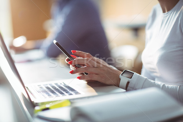 Maturité étudiant téléphone portable classe femme [[stock_photo]] © wavebreak_media