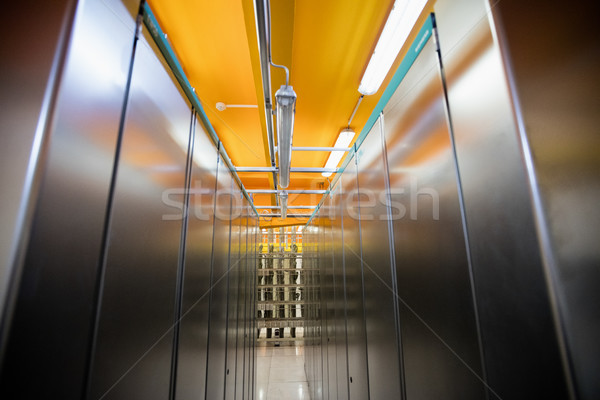 Couloir rangée rack de serveur serveur chambre heureux [[stock_photo]] © wavebreak_media