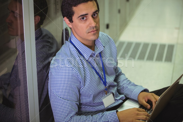 Retrato técnico usando laptop servidor quarto amor Foto stock © wavebreak_media