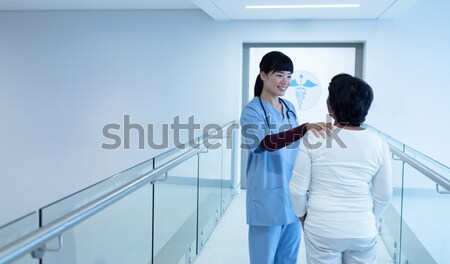 Medici discussione Xray relazione corridoio ospedale Foto d'archivio © wavebreak_media