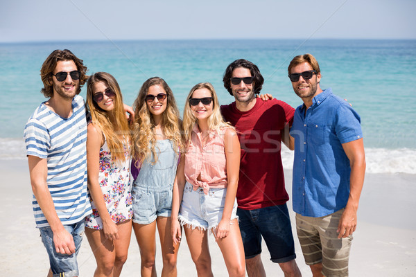 Giovani amici occhiali da sole spiaggia donna Foto d'archivio © wavebreak_media