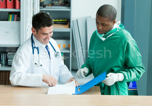 Foto stock: Médico · equipe · falante · relatório · médico · feliz