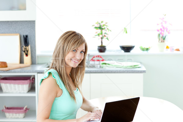 Erfreut blond Frau mit Laptop lächelnd Kamera Stock foto © wavebreak_media