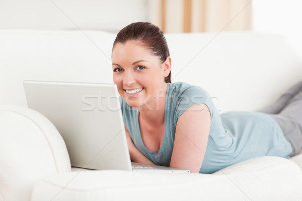 Bonne recherche femme détente portable canapé salon Photo stock © wavebreak_media