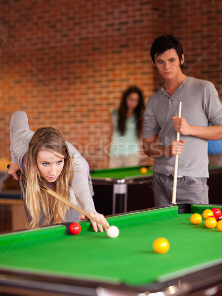 Portret prietenii joc Snooker student acasă Imagine de stoc © wavebreak_media