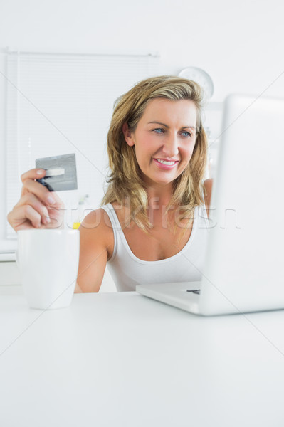 Mosolygó nő laptopot használ bolt online számítógép nő Stock fotó © wavebreak_media