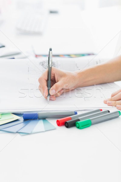 Kunstenaar tekening iets papier pen kantoor Stockfoto © wavebreak_media