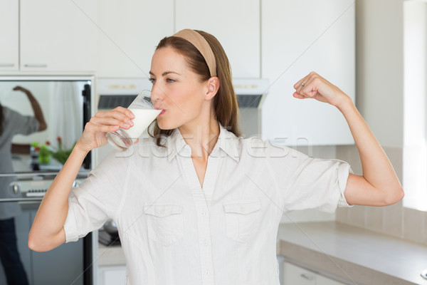 Vrouw spieren drinken melk keuken jonge vrouw Stockfoto © wavebreak_media