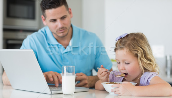 Baba bakıyor kız kahvaltı dizüstü bilgisayar tablo Stok fotoğraf © wavebreak_media