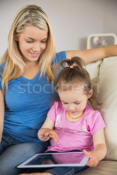 Stock foto: Mutter · Tochter · digitalen · Tablet · Couch · jungen