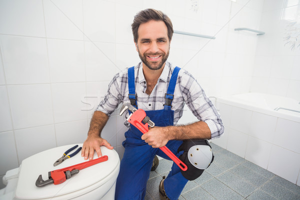 Vízvezetékszerelő mosolyog kamera fürdőszoba férfi boldog Stock fotó © wavebreak_media