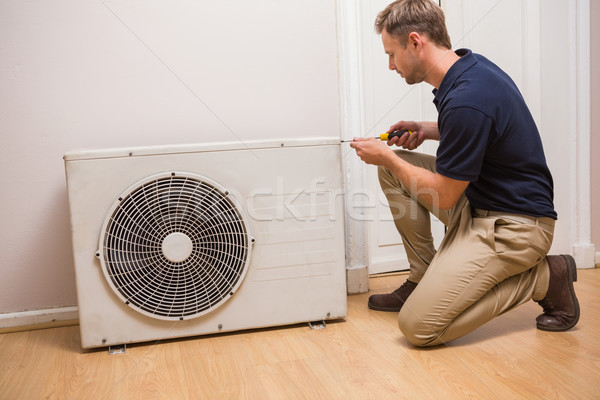 [[stock_photo]]: Bricoleur · climatisation · homme