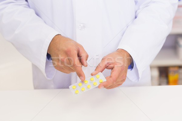 Gyógyszerész tart hólyag kórház gyógyszertár orvosi Stock fotó © wavebreak_media