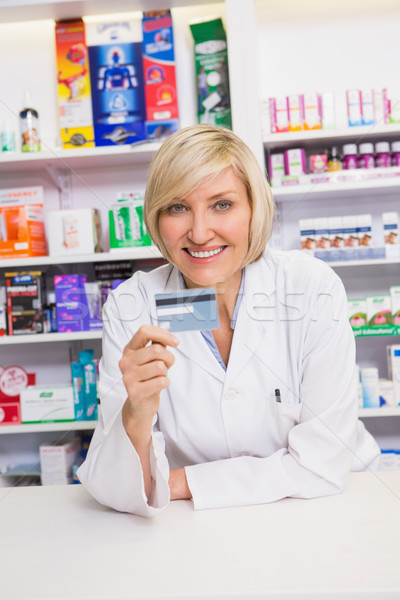 Foto stock: Sorridente · farmacêutico · cartão · de · crédito · farmácia · mulher