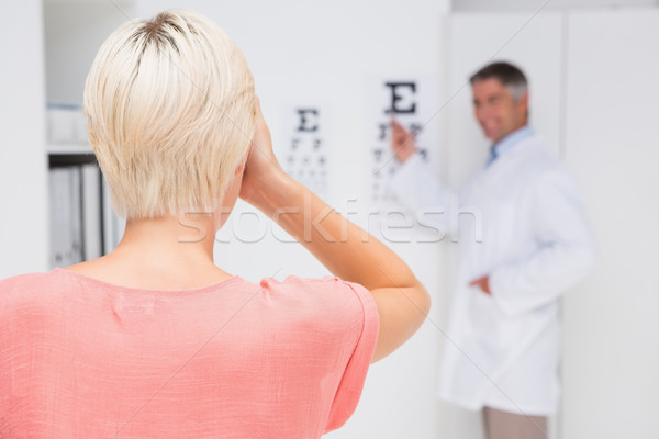 商業照片: 金發碧眼的女人 · 眼科檢查 · 醫生 · 辦公室 · 女子 · 男子