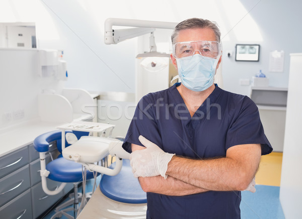 肖像 牙科醫生 雙臂交叉 外科口罩 牙科 診所 商業照片 © wavebreak_media