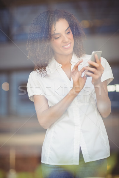 Uśmiechnięta kobieta tekst kawiarnia kawy kobiet Zdjęcia stock © wavebreak_media