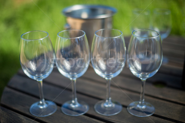 Stockfoto: Lege · wijnglazen · tabel · houten · tafel · telefoon