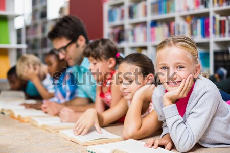 Tanár segít iskolás gyerekek házi feladat könyvtár iskola Stock fotó © wavebreak_media