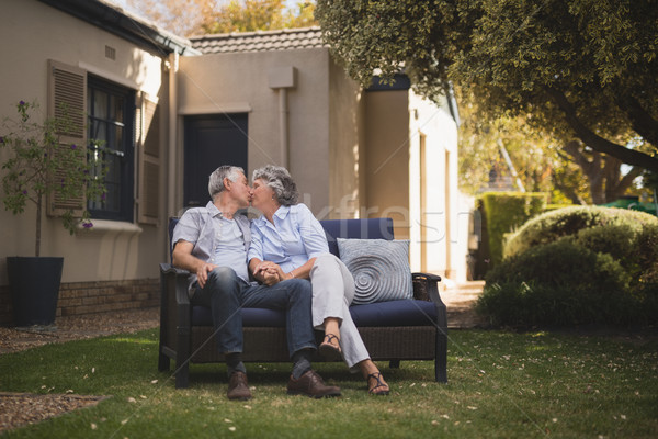 Pareja de ancianos besar sesión sofá hombre Foto stock © wavebreak_media