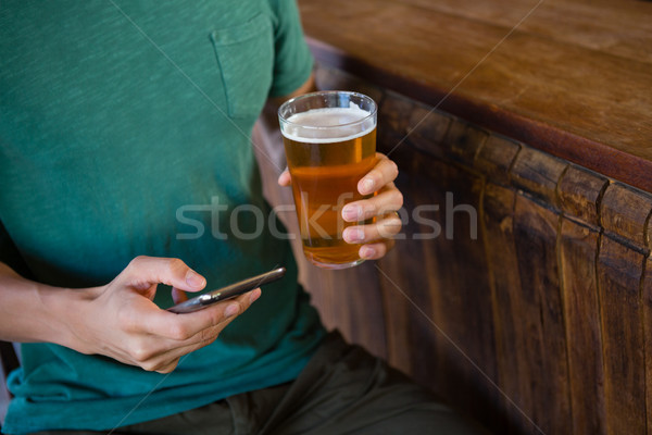 Man telefoon bier bar counter hout Stockfoto © wavebreak_media