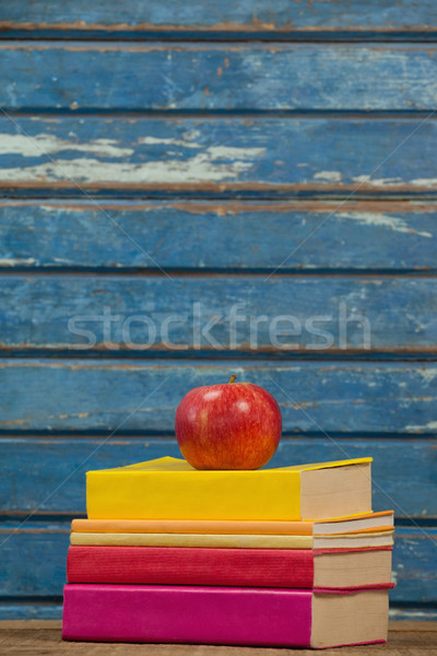 书籍    苹果    蓝色    木    学校 / stack of books and appl