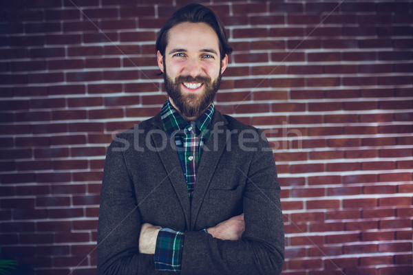 Foto stock: Retrato · feliz · hombre · los · brazos · cruzados · pie · pared · de · ladrillo