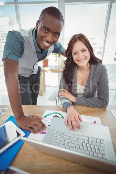 Portret zâmbitor afaceri profesionisti folosind laptop birou Imagine de stoc © wavebreak_media