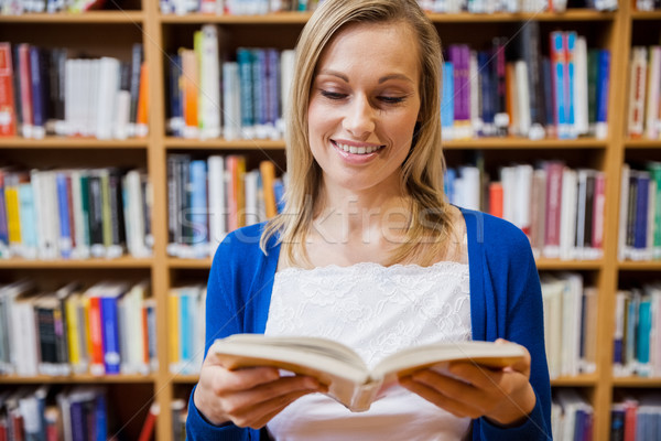 Boldog női diák olvas könyv könyvtár Stock fotó © wavebreak_media